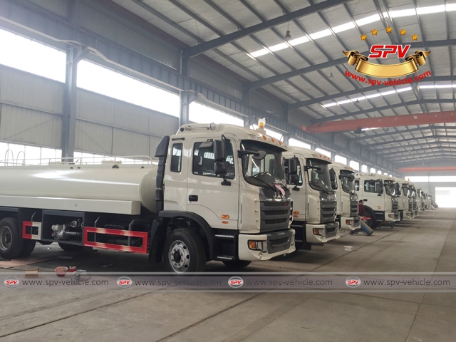 Water tanker with gasoline engine pump HONDA on manufacturing 01 Water tanker with gasoline engine pump HONDA on manufacturing 01