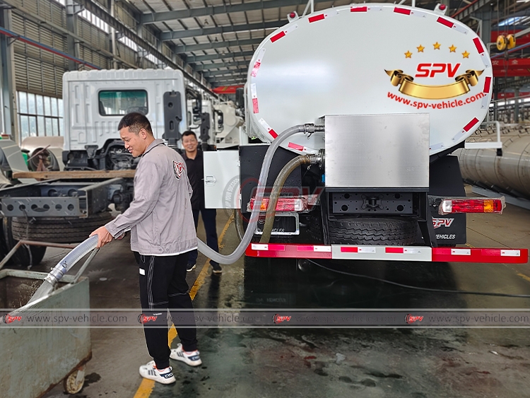 15,000 Litres Stainless Steel Tank Truck - Discharge 1 15,000 Litres Stainless Steel Tank Truck Sinotruk - Pumping Water Test