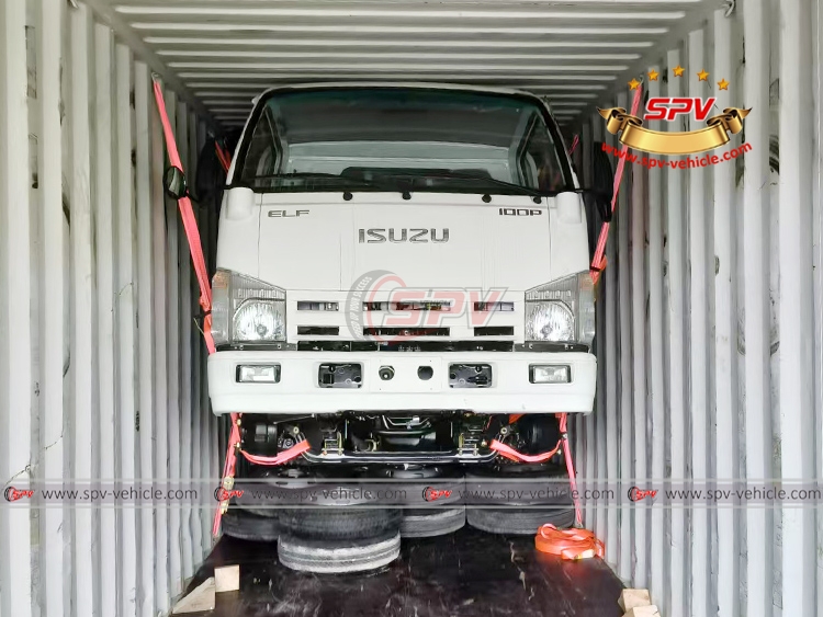 2 Units of ISUZU Goods Truck Loaded Into 1*40 HQ and Fixed